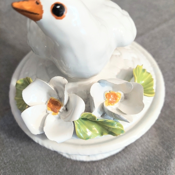 Vintage Bassano White Bird Lidded Basket Weave Container Dove Flowers Italy - Picture 7 of 11